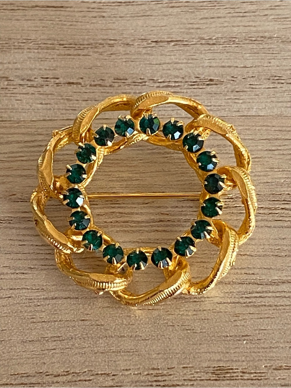 Vintage 1960s Gold Wreath Brooch - Emerald Green Rhinestone Circle Pin